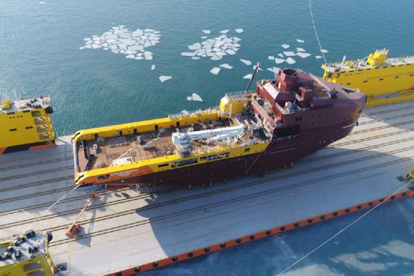 Fire kills one on Russian icebreaker under construction