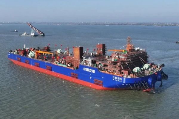 Chinese builder floats out crane ship with 5,000-tonne lifting capacity