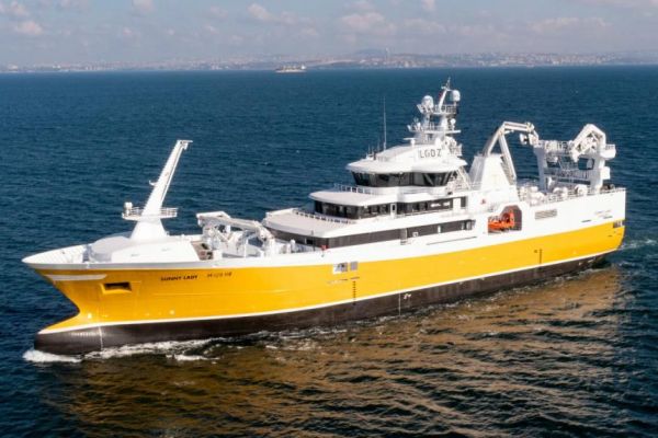 VESSEL REVIEW | Sunny Lady – LNG hybrid seiner/trawler for Norwegian owner