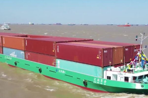 VESSEL REVIEW | Jiangyuan Baihe – Electric boxship built for China’s inland waters