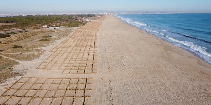 Trabajos de restauración de playas completados en Valencia, España.