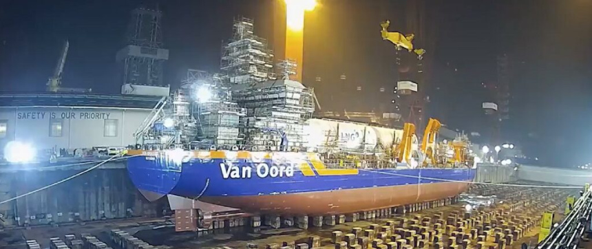 Van Oord's newest LNG-fueled dredger floated out - Baird Maritime