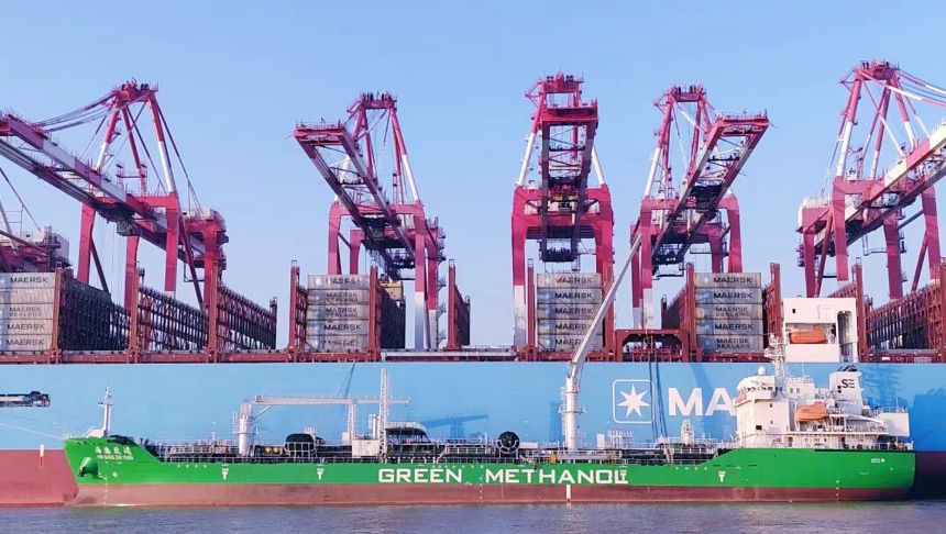 Haigang Zhiyuan providing methanol bunkering for the Maersk containership Astrid Mærsk in Shanghai, April 10, 2024
