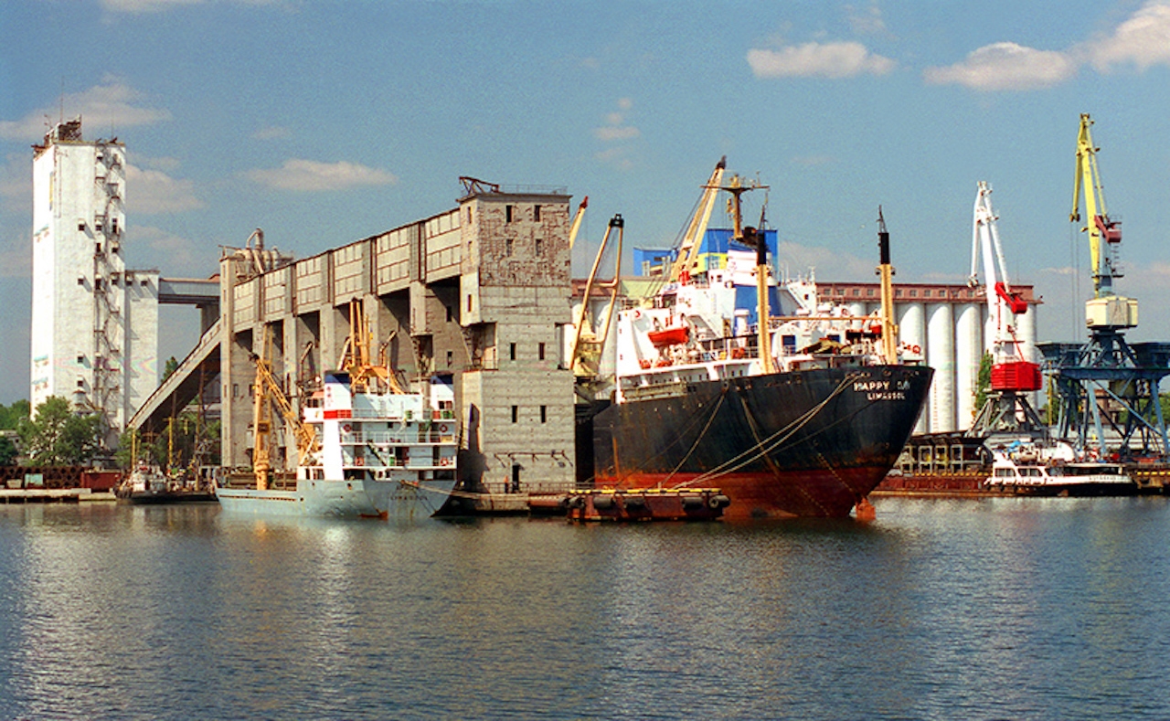 Ukrainian seaports handled less cargo and more ships in first half 