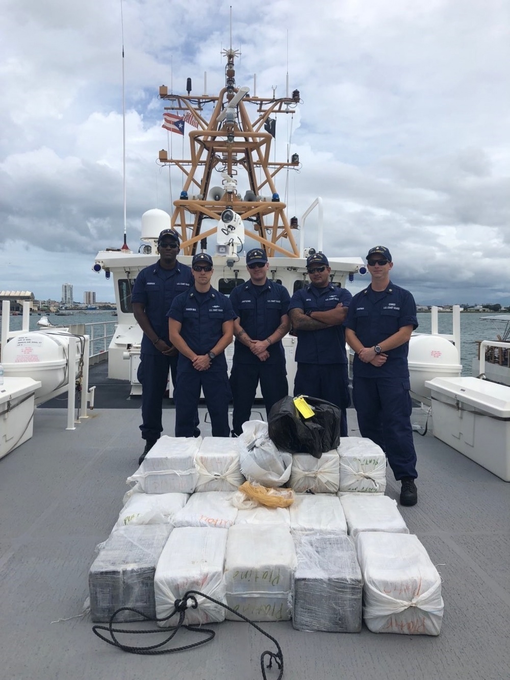Leopardo golondrina galope US Coast Guard helps seize US$30 million in cocaine in waters off Puerto  Rico - Baird Maritime